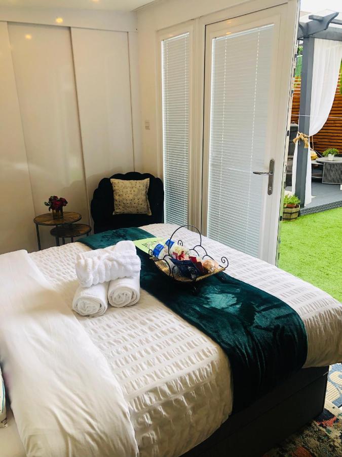 Meezee Pearl Double Bed Lodge With Free Parking Salford  Zewnętrze zdjęcie
